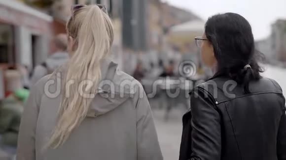 两个女孩在威尼斯散步女朋友对这个著名的城市印象深刻欧洲的旅游业春天视频的预览图