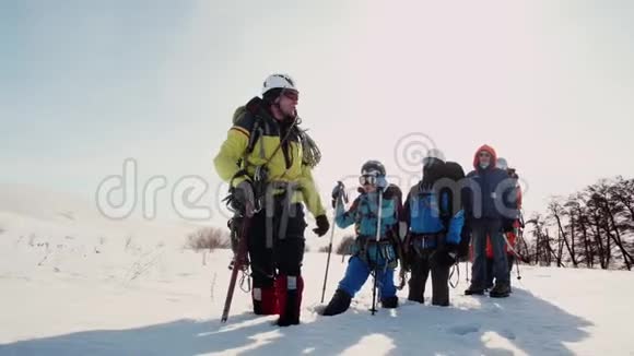 货运代理把冰斧指向他们的方向球队站在雪地里累了视频的预览图