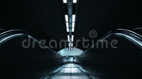 4K地铁站地下主题地铁和楼梯视频的预览图