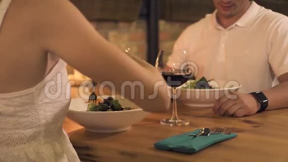 浪漫的夫妇在优雅的餐厅用餐年轻女子在浪漫晚餐晚餐上喂男友视频的预览图