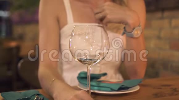在餐厅的餐桌上为年轻女子端上酒杯喝红酒的女人视频的预览图