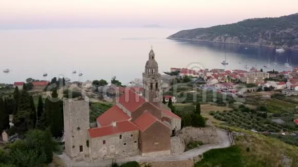 位于克罗地亚维斯岛科米萨的圣尼古拉教堂背景是大海视频的预览图