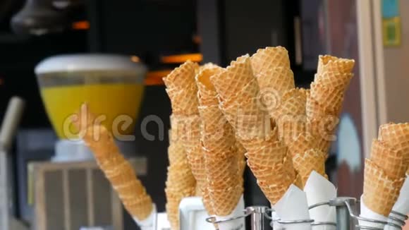 土耳其伊斯坦布尔2019年6月12日街亭卖冰淇淋的人给买家一个带红色冰淇淋的华夫饼杯视频的预览图