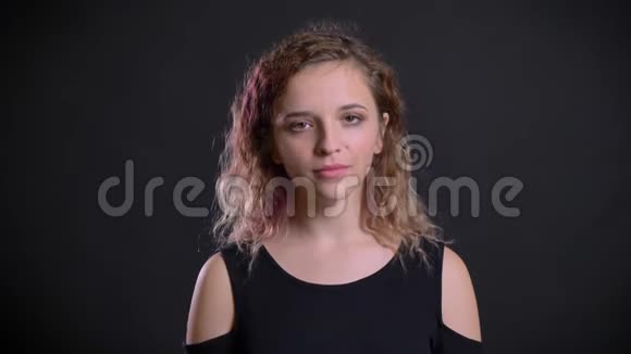 年轻的白种人女孩的肖像粉红色的头发赞许地点头进入相机的黑色背景视频的预览图