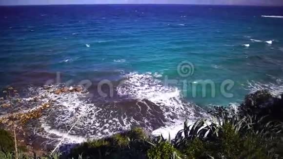 美丽的海岸景色海浪在岸上翻滚塞浦路斯慢动作视频的预览图
