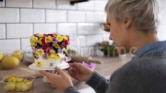 糖果女人为节日装饰蛋糕和鲜花专业女厨师做婚礼或生日蛋糕视频的预览图
