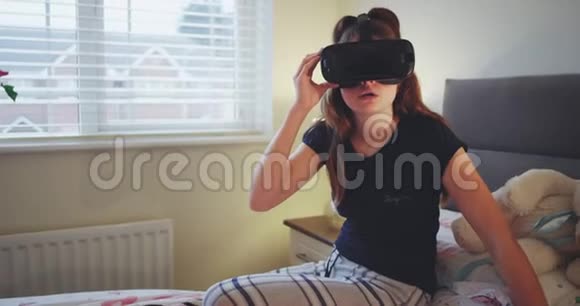 特写一位年轻的少女用虚拟现实眼镜探索世界她非常热情地享受着视频的预览图