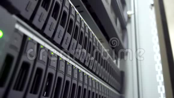 IT工程师在服务器机架上安装硬盘集群服务器数据室详细和技术准确的视频特写自负视频的预览图