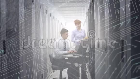 一个男人和一个女人在电脑服务器室工作而发光的电路板在前台移动视频的预览图
