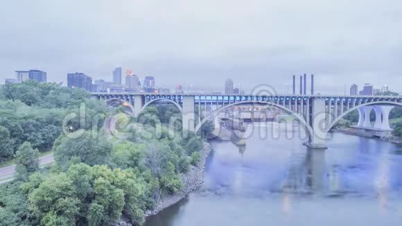密西西比河的大角度拍摄流经第19大道圣安东尼瀑布和市中心的石拱桥视频的预览图