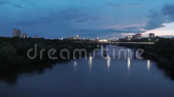 大特茅斯大桥的大角度4K超高清时差拍摄该桥在密西西比河上有公路交通反映t视频的预览图