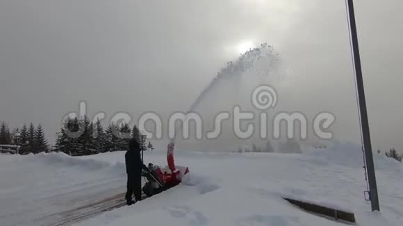 雪犁在行动视频的预览图