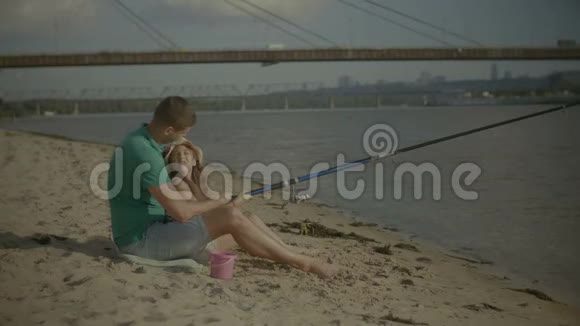 可爱的女孩和父亲放松河岸视频的预览图