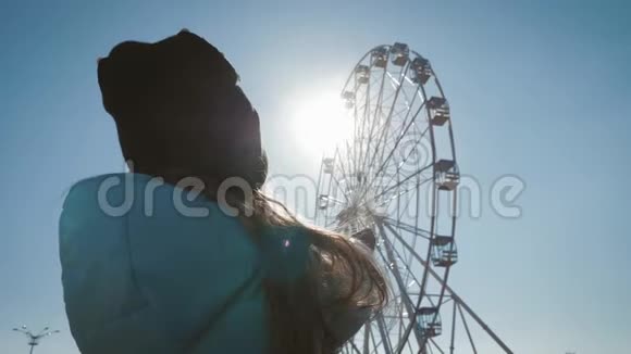 快乐少女对抗摩天轮在游乐园视频的预览图