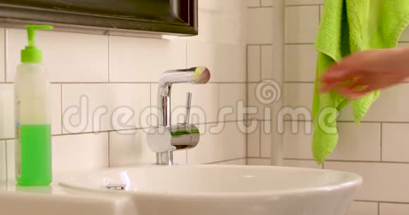 女人在浴室的水龙头下洗手视频的预览图