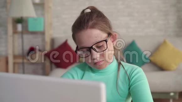 使用笔记本电脑或电脑造成缺陷或脸部烧伤的少女画像视频的预览图