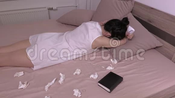 被压着的女人躺在床上视频的预览图