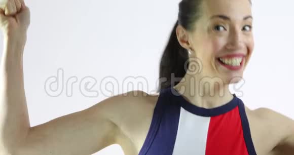 运动的女人跳跃表现出快乐的情绪视频的预览图
