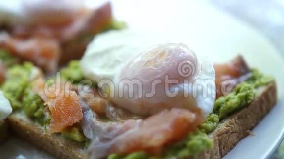 美味的三文鱼蛋鳄梨三明治美食视频的预览图