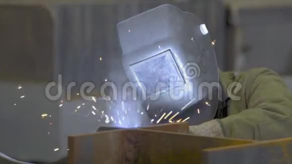工人带防护面罩焊接金属视频的预览图