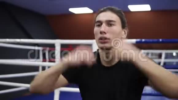 一个男拳击手的镜头升温扭动着身体挥动着双手双手面前培训视频的预览图