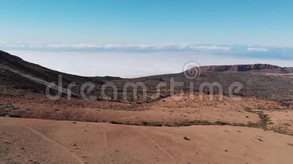 在火山附近空寂的沙漠景观的空中视野月球或火星景观特内里费国家公园视频的预览图