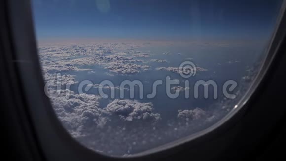 从飞机窗户上看到的空中景色令人惊叹视频的预览图