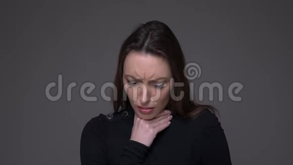 成年白种人女性的特写肖像喉咙不适咳嗽背景与灰色隔离视频的预览图