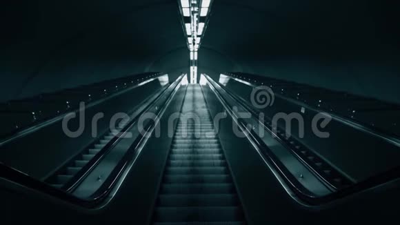 地铁主题在黑暗氛围中长扶梯视频的预览图