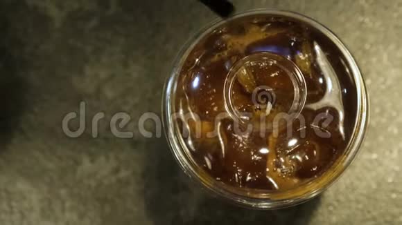 咖啡师将塑料管插入冷咖啡饮料中从上面看视频的预览图