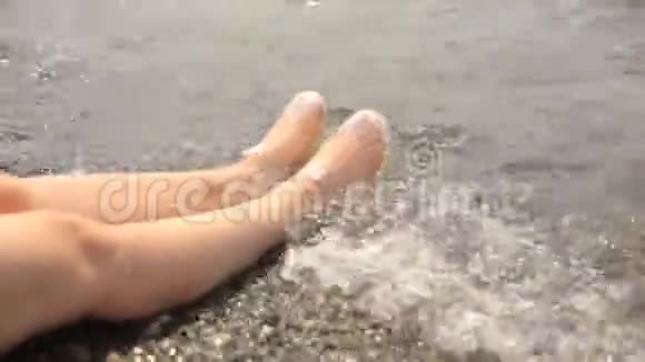 珊瑚拖鞋度假时脚保护女人脚靠海视频的预览图