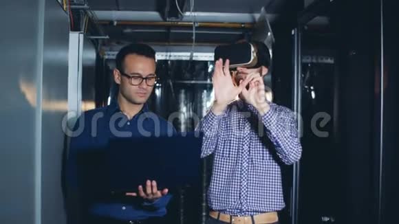 男工程师控制着他的同事从计算机中获得虚拟眼镜的经验视频的预览图