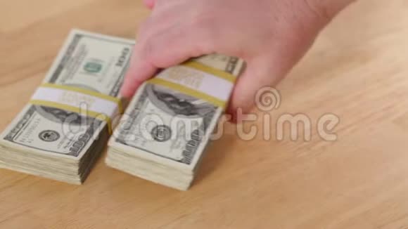 男子躺在桌上的一堆百元钞票上变成金字塔视频的预览图