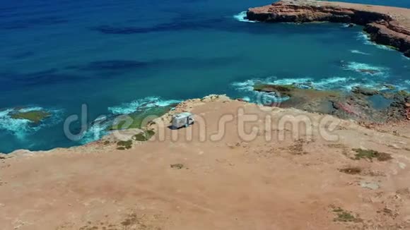 空中观景停在靠近大海的岩石上的露营车房车公园视频的预览图