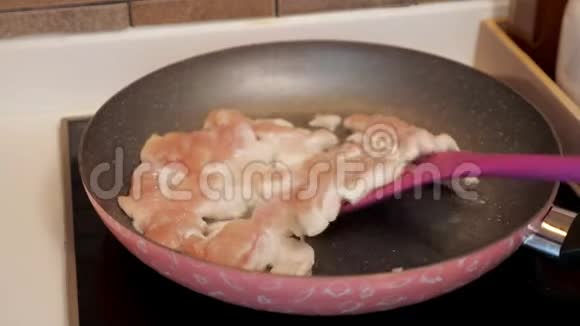 女人正在家里煎锅上的鸡片准备午餐双手特写视频的预览图