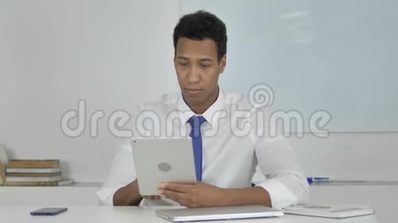 非裔美国人在平板电脑上进行在线视频聊天视频的预览图
