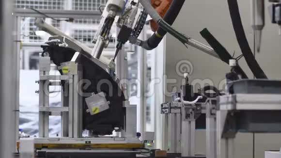 自动工业机器人手臂前照灯的粘合机器人中心视频的预览图