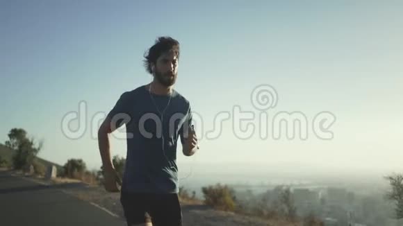 晨跑手向山谷山奔跑视频的预览图