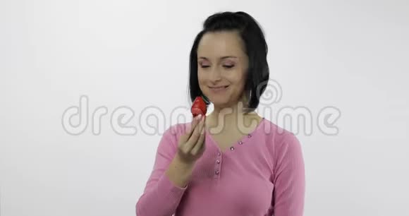 女人吃草莓说女孩先咬一口然后说想咬视频的预览图