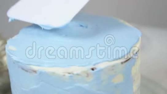 糕点厨师用鞭子抽蛋糕上的奶油视频的预览图