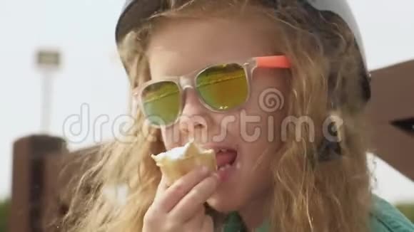学龄前女孩吃冰淇淋视频的预览图