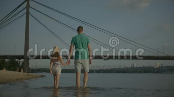 在河岸享受周末的快乐家庭视频的预览图