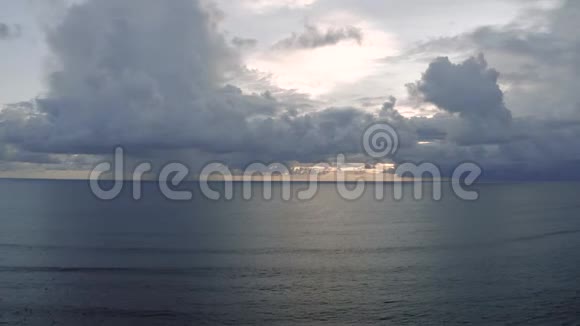 巴厘岛附近的云层和海洋中的日落光线视频的预览图