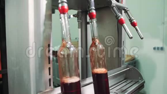 装瓶过程的红酒视频的预览图