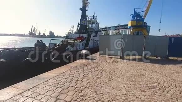 可观看停泊船只和港口起重机的海港视频的预览图