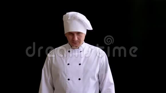 白种人的外表应该适合戴帽子的厨师脸色阴沉然后拿出一个大厨房视频的预览图