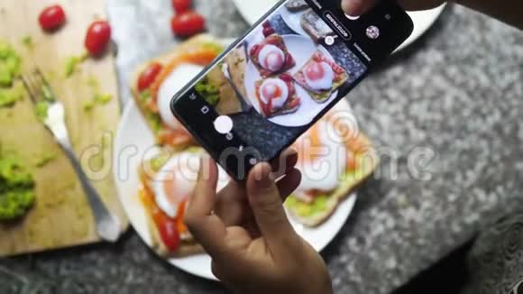 用荷包蛋和番茄拍摄健康鳄梨鲑鱼Bruschetta的照片移动食品摄影理念视频的预览图