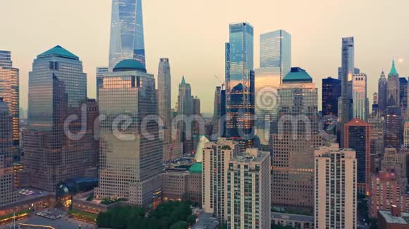 从纽约市摩天大楼缓慢撤退的无人机镜头视频的预览图
