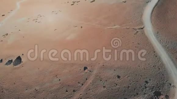 山中的沙漠海拔2000多米沙和山摄像机向上移动从视频的预览图