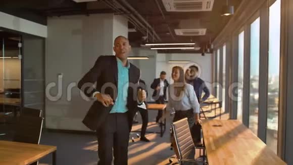 快乐的非洲裔美国老板企业家庆祝晋升滑稽舞蹈视频的预览图